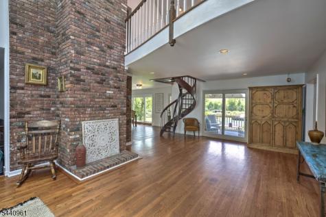 13 Farmersville Road Tewksbury NJ 07830