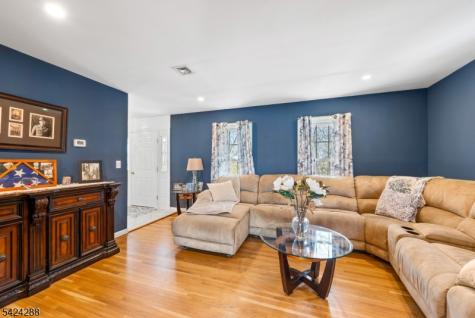 8 Papoose Trail Hopatcong NJ 07821