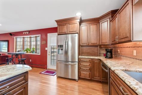 8 Papoose Trail Hopatcong NJ 07821
