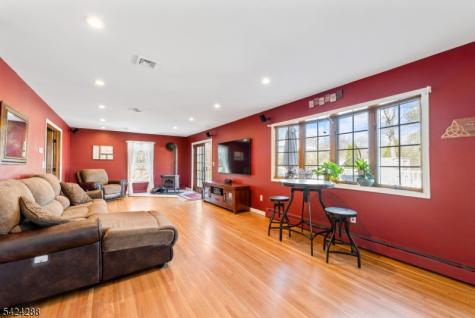 8 Papoose Trail Hopatcong NJ 07821