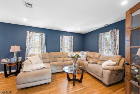 8 Papoose Trail Hopatcong NJ 07821