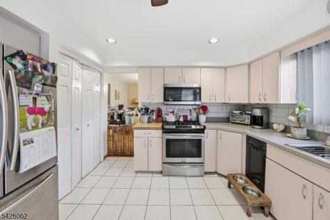 121 W Hill Road Woodbridge NJ 07067