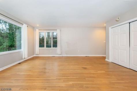 35 Taggart Way Saddle Brook NJ 07663