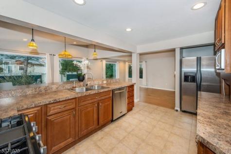35 Taggart Way Saddle Brook NJ 07663
