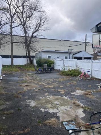 21 Lake Street East Orange NJ 07017