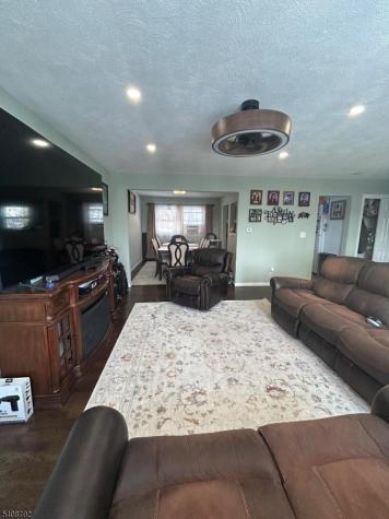 211 E 10th Avenue Roselle NJ 07203