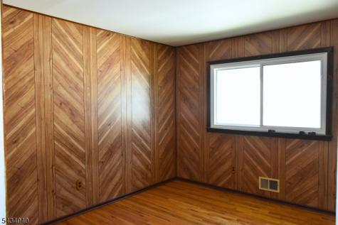 10 Garden Drive Elmwood Park NJ 07407