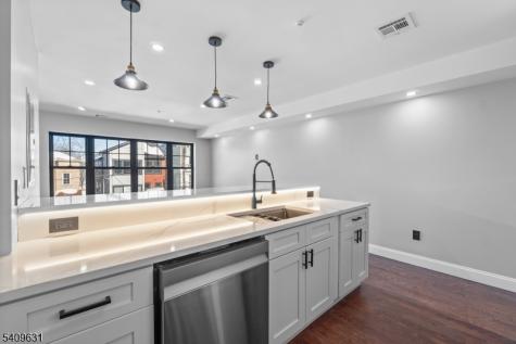 481 15TH Avenue Newark NJ 07103
