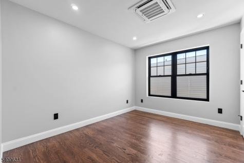 481 15TH Avenue Newark NJ 07103