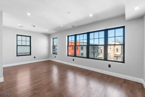 481 15TH Avenue Newark NJ 07103