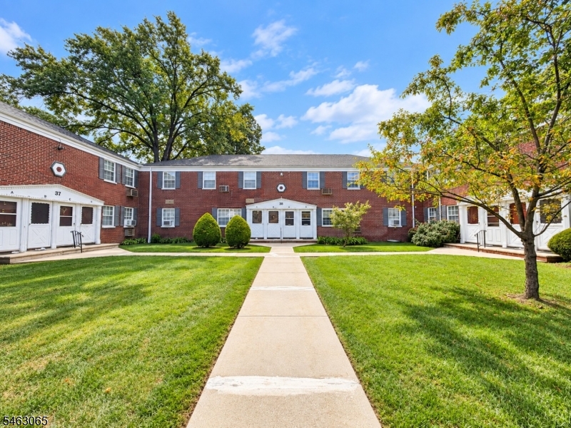 38 Colfax Manor Roselle Park NJ 07204