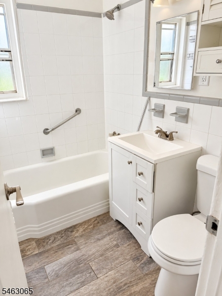 38 Colfax Manor Roselle Park NJ 07204