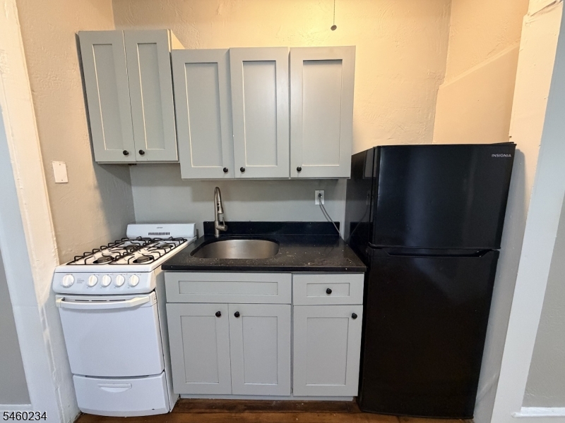 17 Elwood Pl Apt 304 Newark NJ 07104