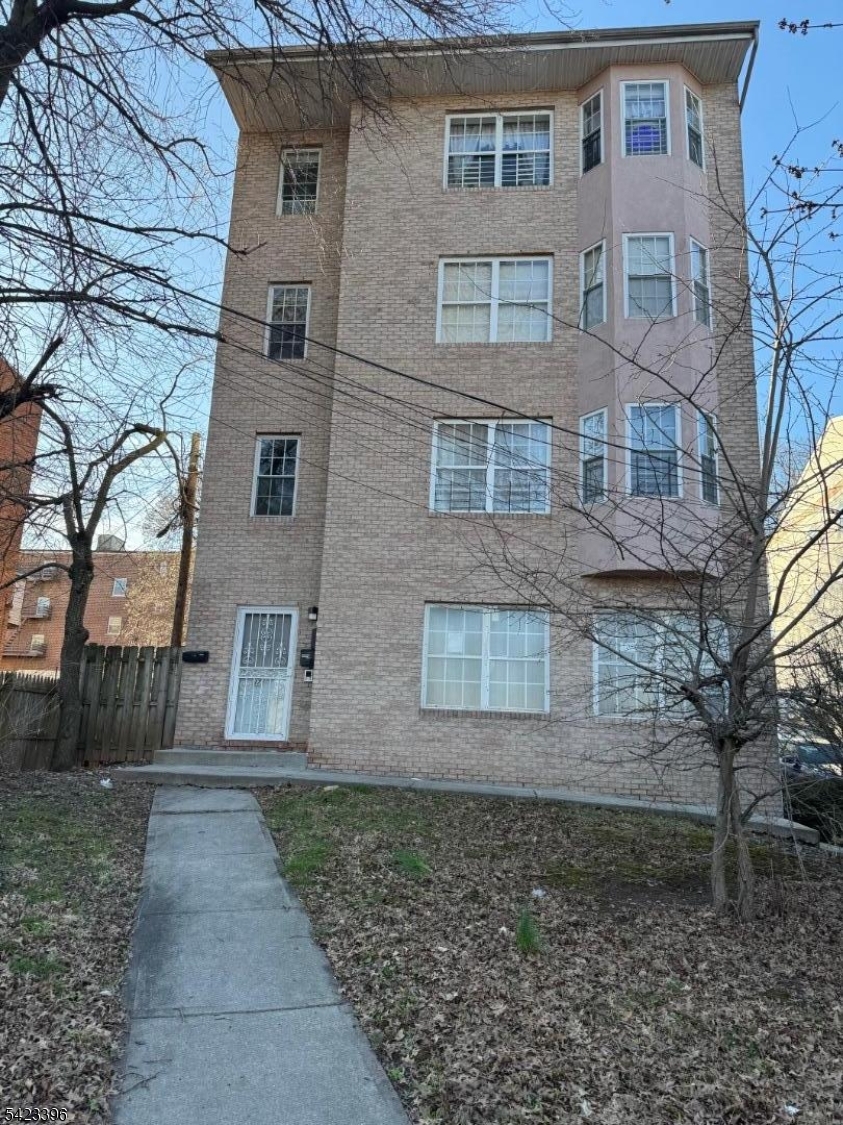 17 Parkway Dr.west East Orange NJ 07017
