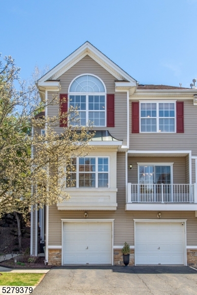 102 Lakeview Court Pompton Lakes NJ 07442