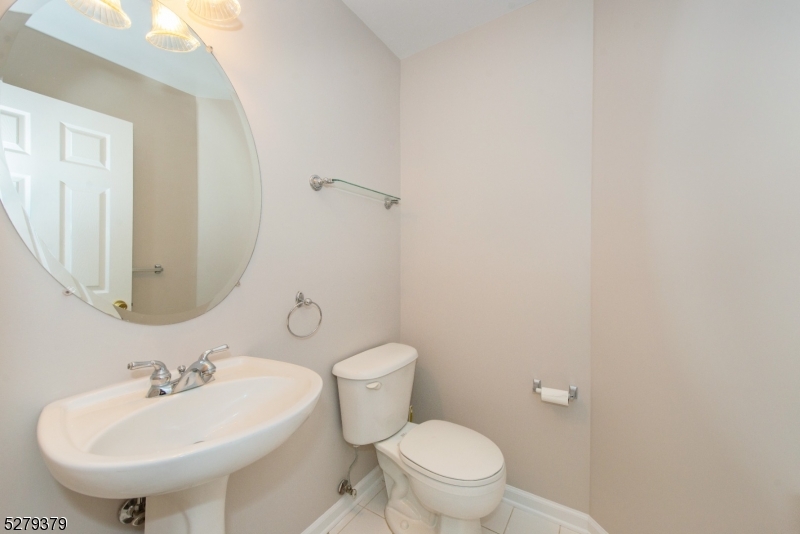 102 Lakeview Court Pompton Lakes NJ 07442