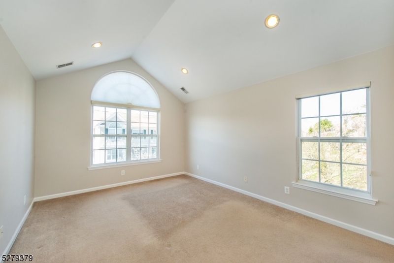 102 Lakeview Court Pompton Lakes NJ 07442
