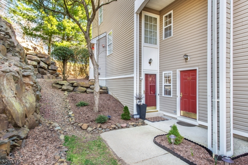 102 Lakeview Court Pompton Lakes NJ 07442