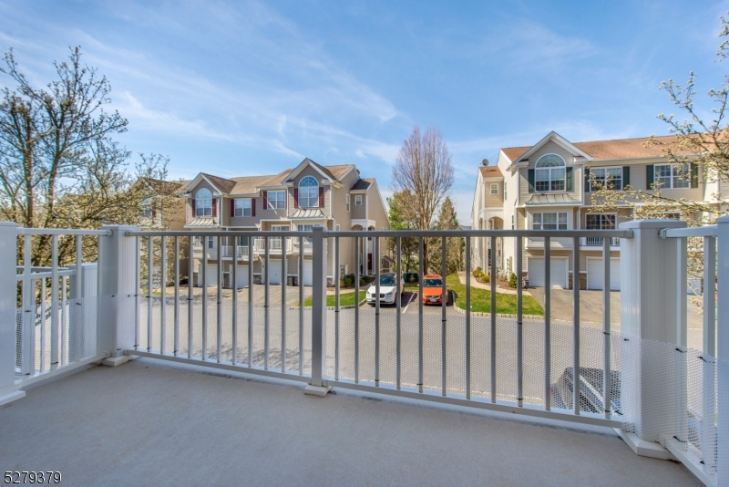 102 Lakeview Court Pompton Lakes NJ 07442