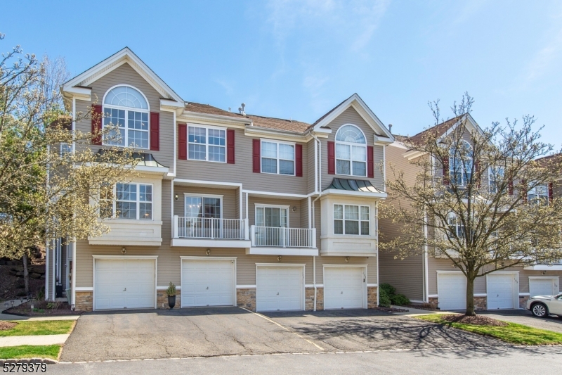 102 Lakeview Court Pompton Lakes NJ 07442