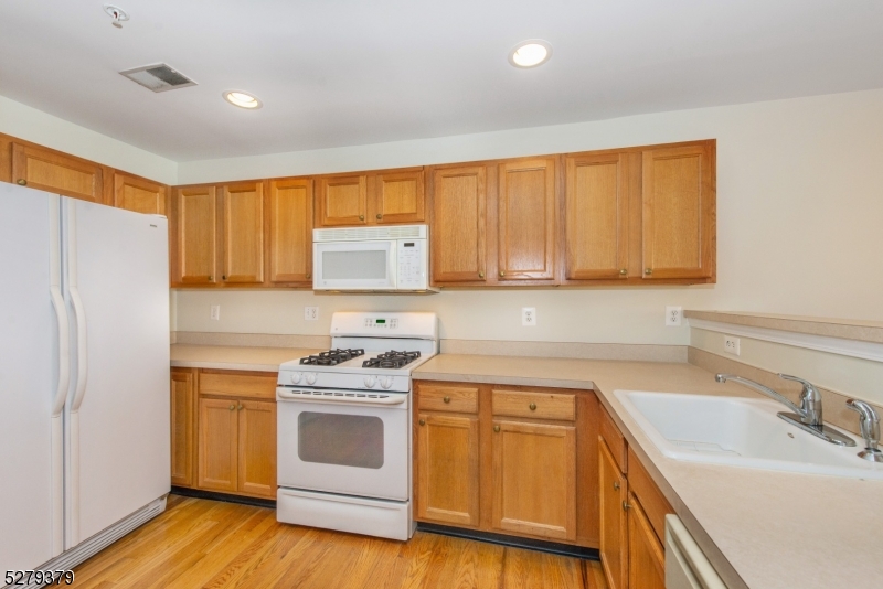 102 Lakeview Court Pompton Lakes NJ 07442