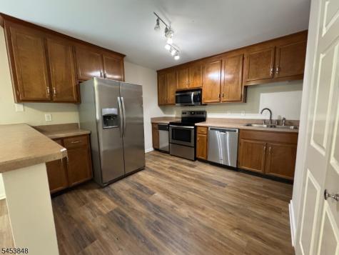 42 Burlington Court Hamburg NJ 07419