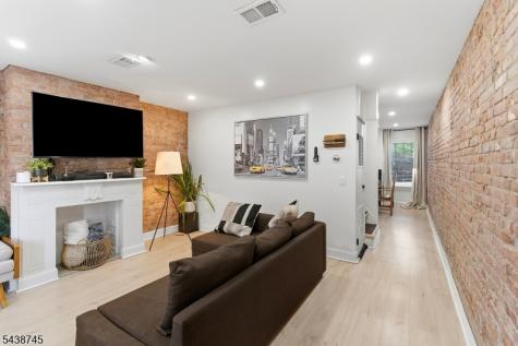 22 8TH Avenue Newark NJ 07104