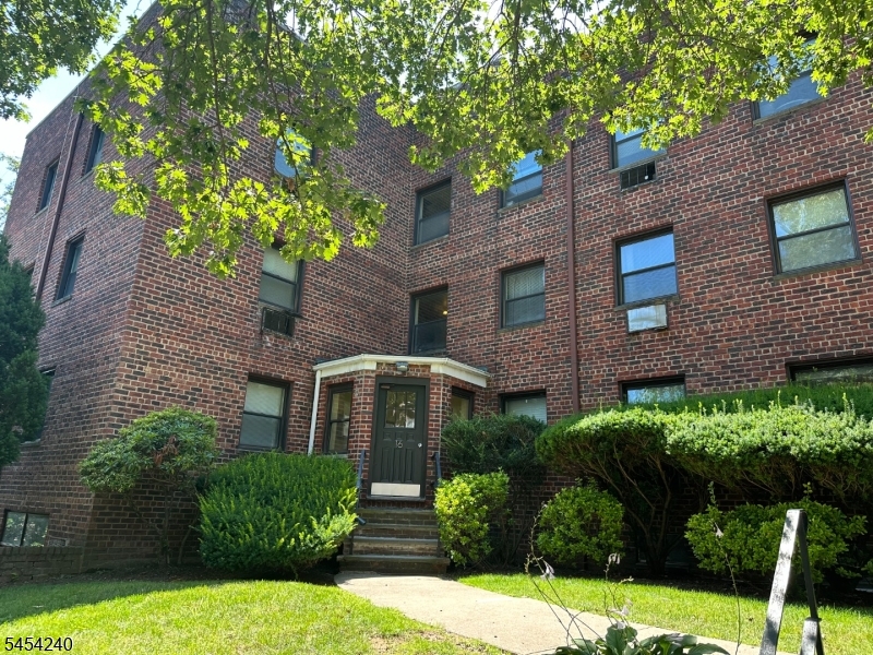 16 Roosevelt Place Montclair NJ 07042