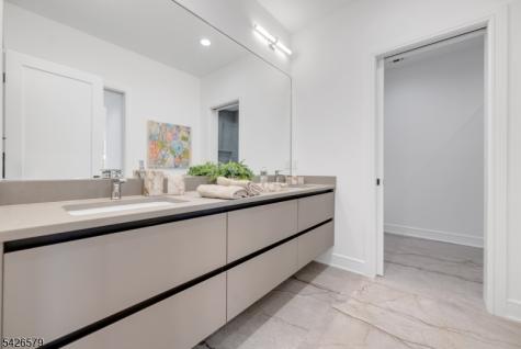 27 Feldman Court Paramus NJ 07652