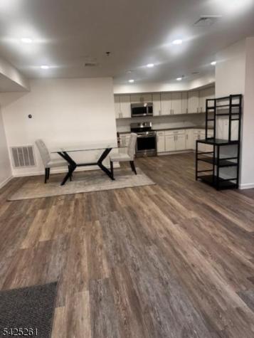 81 Hawthorne Avenue Newark NJ 07112