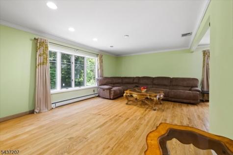 286 Gilbert Avenue Elmwood Park NJ 07407