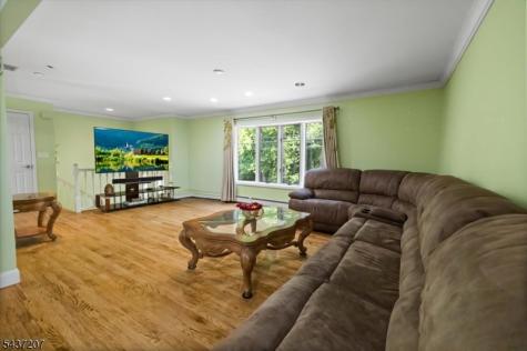 286 Gilbert Avenue Elmwood Park NJ 07407