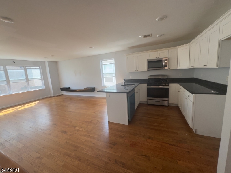 201 Schuyler Ave 2nd Fl Newark NJ 07112