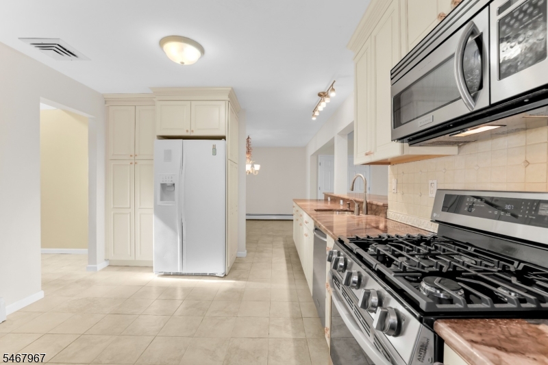 19 Crefeld Court Lincoln Park NJ 07035