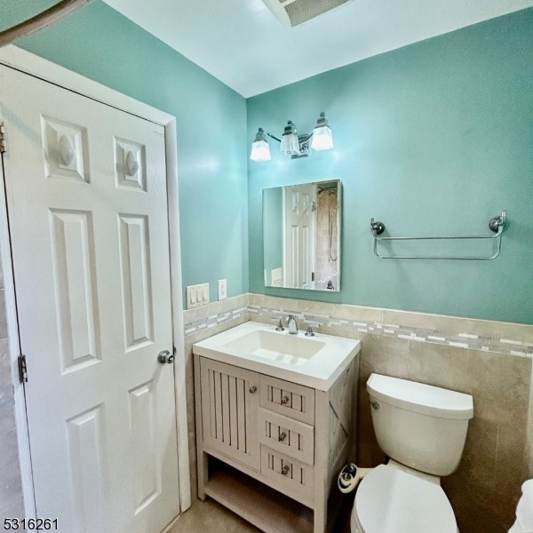 17 Pilgrim Court Bloomfield NJ 07003