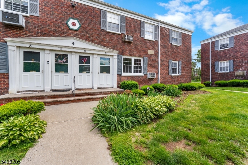 4 Colfax Manor Roselle Park NJ 07204