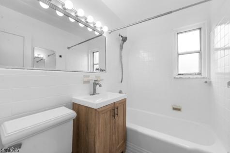 4 Colfax Manor Roselle Park NJ 07204