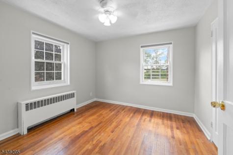 4 Colfax Manor Roselle Park NJ 07204
