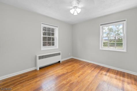 4 Colfax Manor Roselle Park NJ 07204
