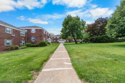 4 Colfax Manor Roselle Park NJ 07204