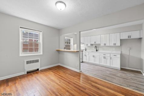 4 Colfax Manor Roselle Park NJ 07204