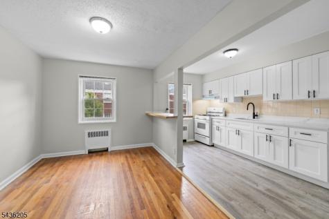 4 Colfax Manor Roselle Park NJ 07204