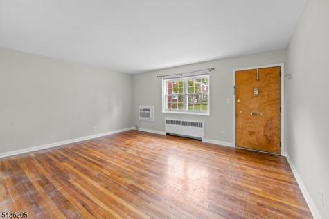 4 Colfax Manor Roselle Park NJ 07204