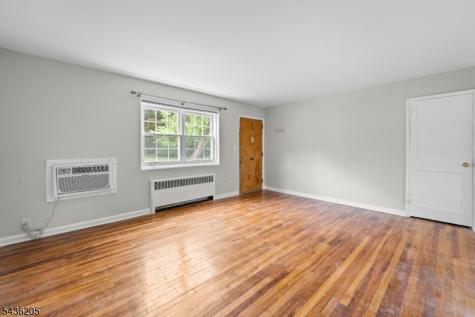 4 Colfax Manor Roselle Park NJ 07204