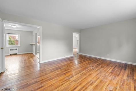 4 Colfax Manor Roselle Park NJ 07204
