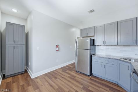 913 S 18th Newark NJ 07108