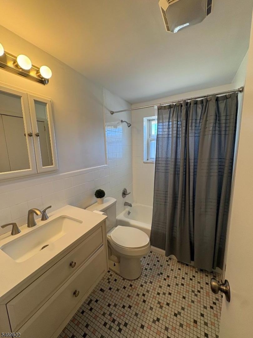 15 Dell Glen Avenue Lodi NJ 07644