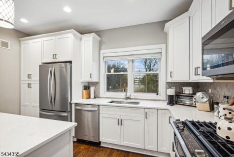 25 Stonybrook Circle Fairfield NJ 07004