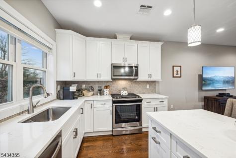 25 Stonybrook Circle Fairfield NJ 07004