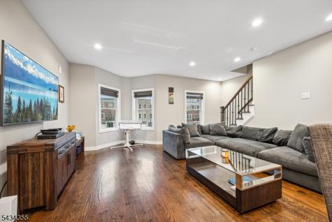 25 Stonybrook Circle Fairfield NJ 07004